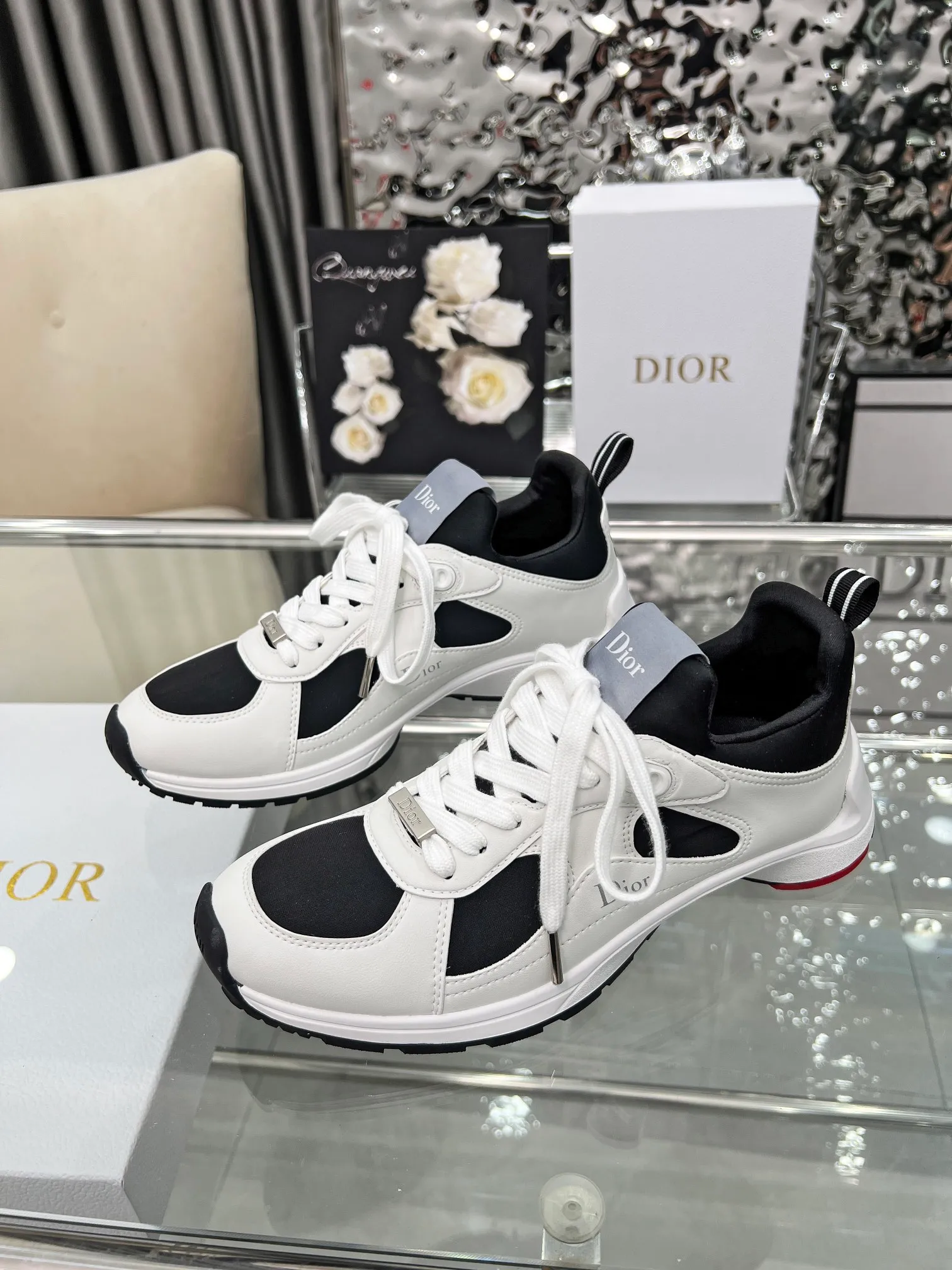 [Dior Dior] P: 560💰Men's model will be released first♺Size: 40-44 (45.46 custom-made) (women's model is being printed) The latest Star series of the 2025 new Dior Dior show, this Dior Star dad sneaker is a new product in the fall of 2025, enriching the classic series with fashionable retro style. Carefully crafted, these Dad Shoes style shoes can be paired with casual looks all year round and follow the trend of the retro market. The Dior logo on the tongue also indicates that this pair of shoes is the B30 model! B30 uses fine-textured leather and mesh cloth materials to form a shoe body. There are conspicuous letters CD on both sides of the shoe body to indicate identity. The multiple lines on the shoe body outline the details, making the shoes look less monotonous and full of retro three-dimensionality! Color: four colors